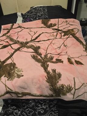 Bass Pro Realtree Plush Pink Woodland Camo Fleece SNUGGIE WRAP Blanket